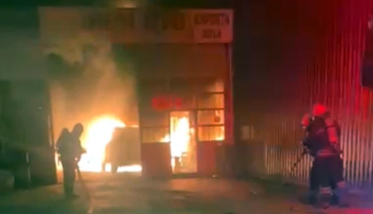 Çorlu Yeni Sanayi Sitesi’nde yangın felaketi! Milyonluk araçlar küle döndü