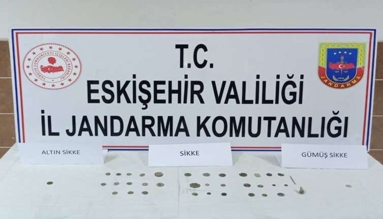 Ellerindeki tarihi eserlere müşteri ararken jandarmaya yakalandılar