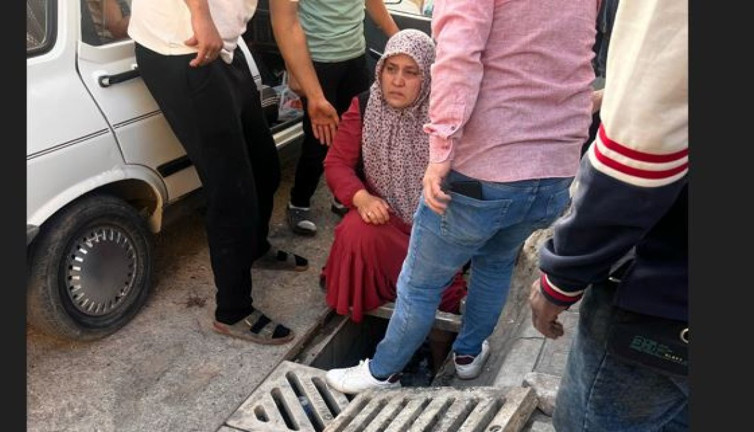 Ayağı mazgala sıkışan kadın zor anları