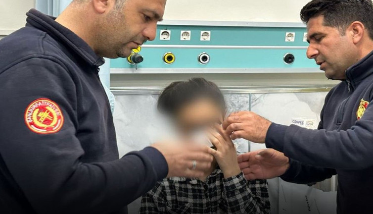 Daha önce böylesi görülmedi... Fermuara elbisesini değil bakın ne sıkıştırdı!