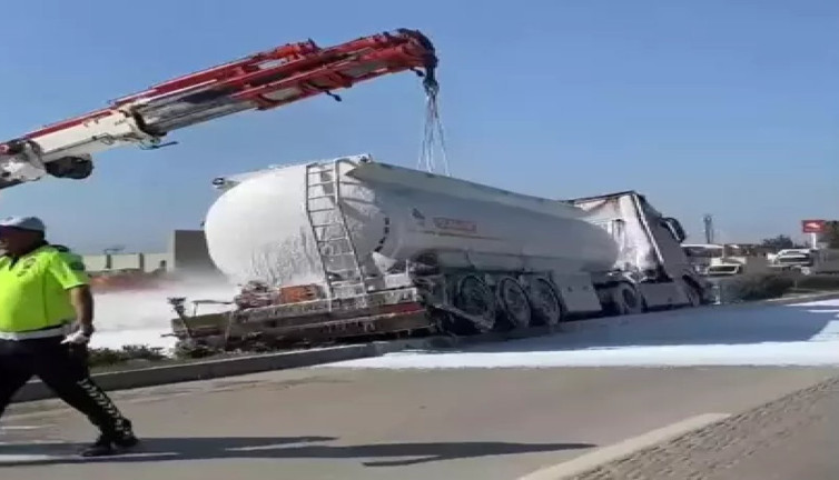 Hatay'da yakıt yüklü tanker devrildi