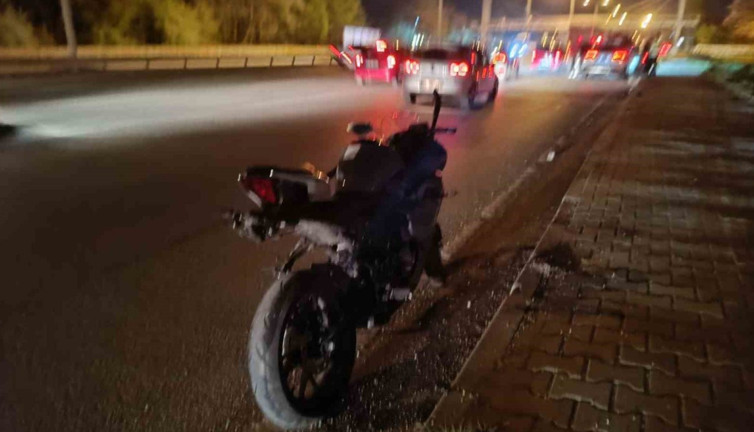 Şerit değiştirmeye çalışan motosiklet ortalığı birbirine kattı