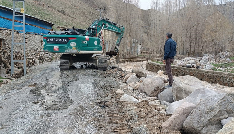 Dümbüllü Deresi’nde kritik anlar: Mahalle tehlikede