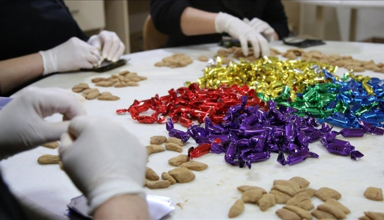 8 ton mesir macunu 20 dakikada halka dağıtıldı