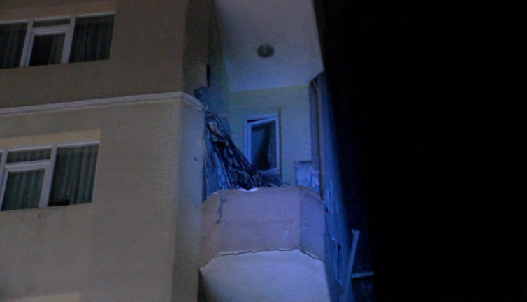 Kadıköy’de 5’inci katındaki balkon çöktü! Bina boşaltıldı