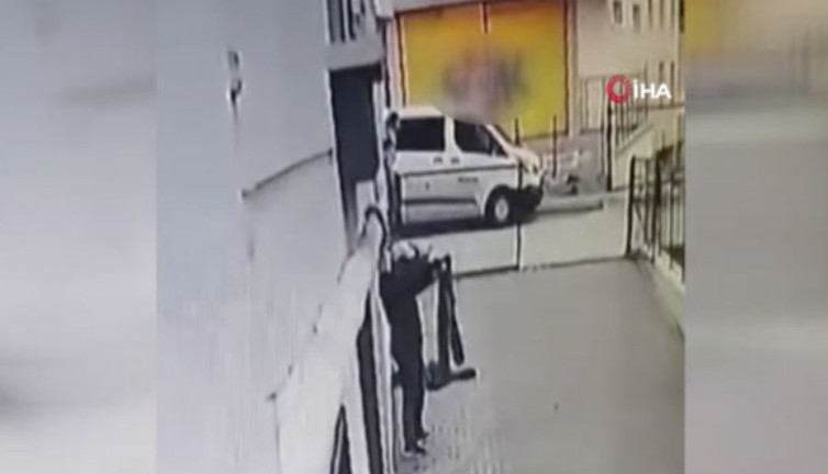 Evin balkonuna çocuğu kaldırarak kıyafetleri çaldı