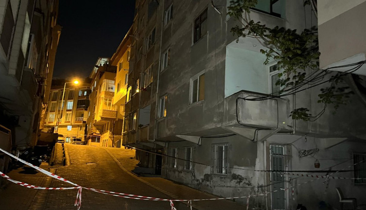 6.2 büyüklüğündeki deprem sonrası riskli bulunan bina boşaltıldı