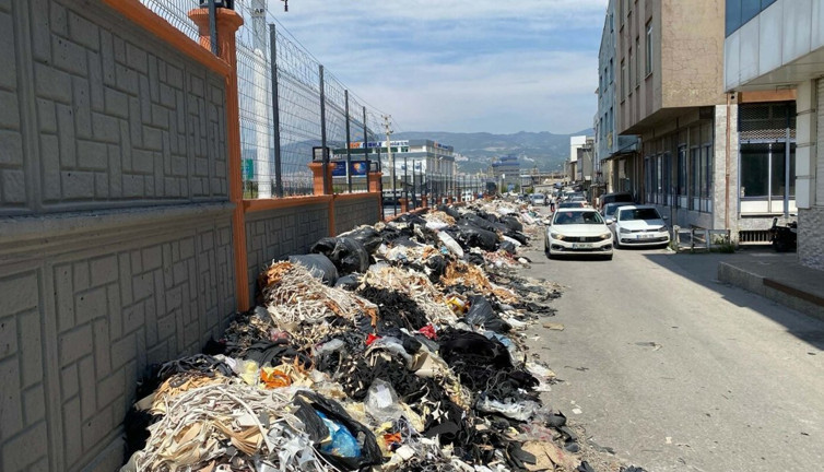 Bornova’daki ayakkabıcılar sitesi çöplüğe döndü!