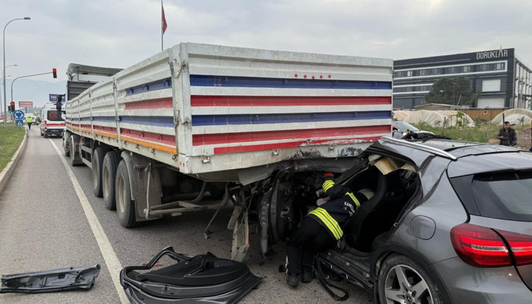 Bu araçtan sağ kurtuldu! TIR'ın altında kağıt gibi ezildi...