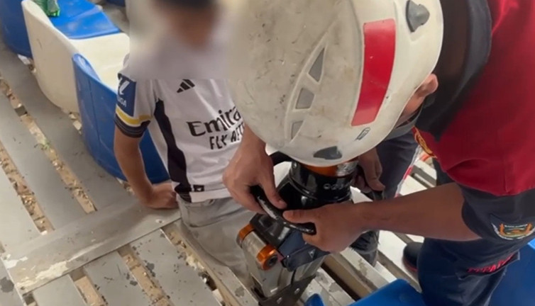 Maç heyecanı kabusa döndü: İtfaiye alkışlarla kurtardı