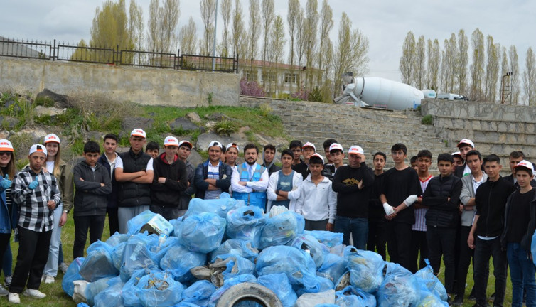 Van Gölü sahilinde temizlik! 3 kamyon dolusu atık çıktı