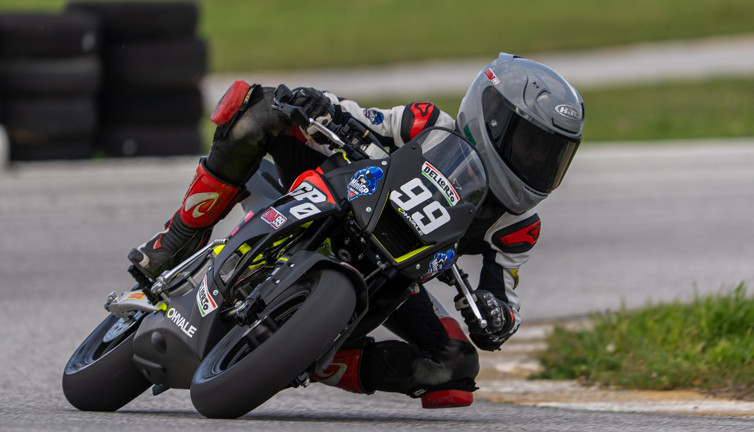 11 yaşında pistlerin tozunu attırdı