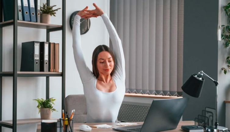 Ofisteki 5 dakikalık egzersiz omurga sağlığını koruyor! İşin uzmanları anlatıyor