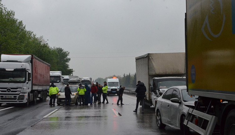 Sakarya’da zincirleme kaza! Otoyol ulaşıma kapandı: Araçlar alternatif yollara yönlendirildi
