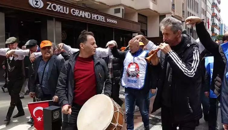 Trabzon'da 1 mayıs coşkusu! Horonla kutlama yaptılar
