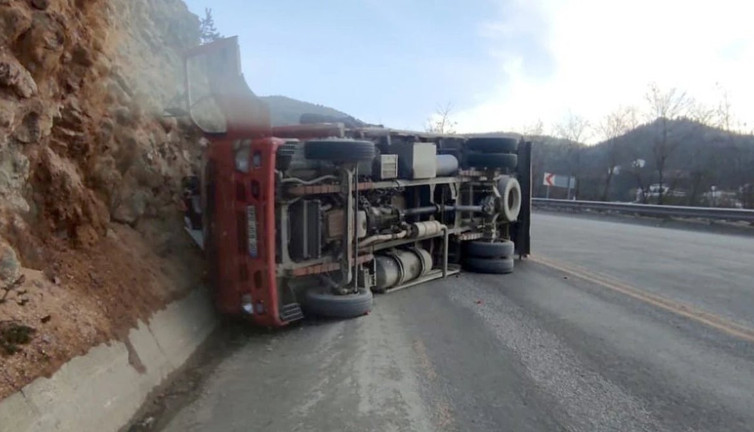 Kastamonu'da meyve yüklü kamyon devrildi