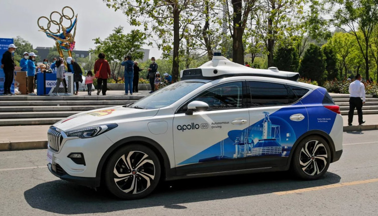 Çin’de robotaksi devrimi! Sürücüsüz gelecek kapıda