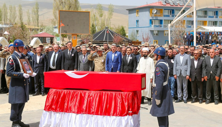 Van’da şehit güvenlik korucusu için tören düzenlendi