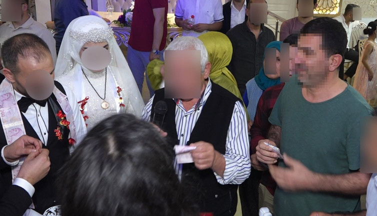 Düğüne davetli gibi geldi! Yaptığı yöntem şeytana pabucunu bile ters giydirir