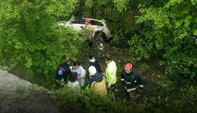 Kontrolden çıkan araç ormana uçtu: Ölü ve yaralılar var