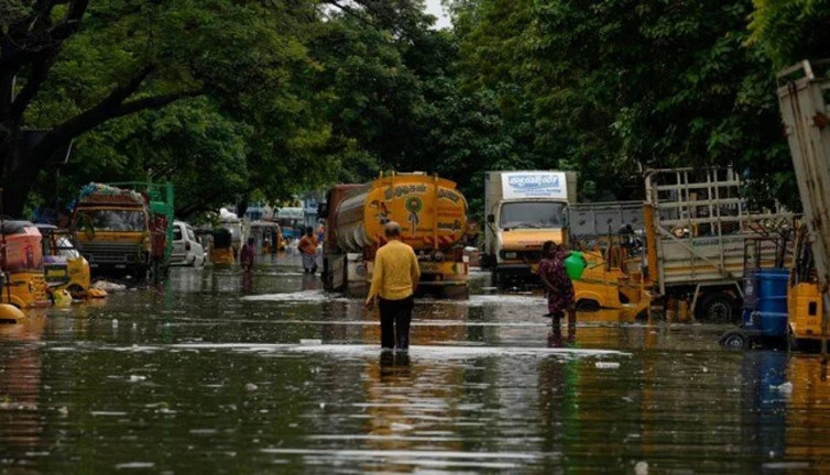 Hindistan'da şiddetli yağış ve rüzgarlar can aldı