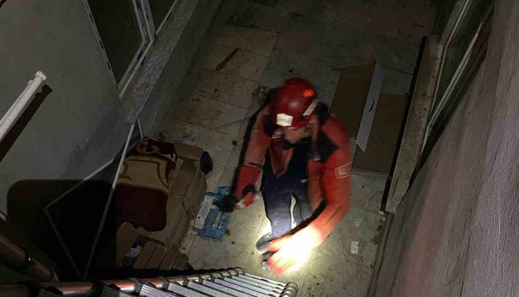 Apartman boşluğuna düşen yavru kedi kurtarıldı