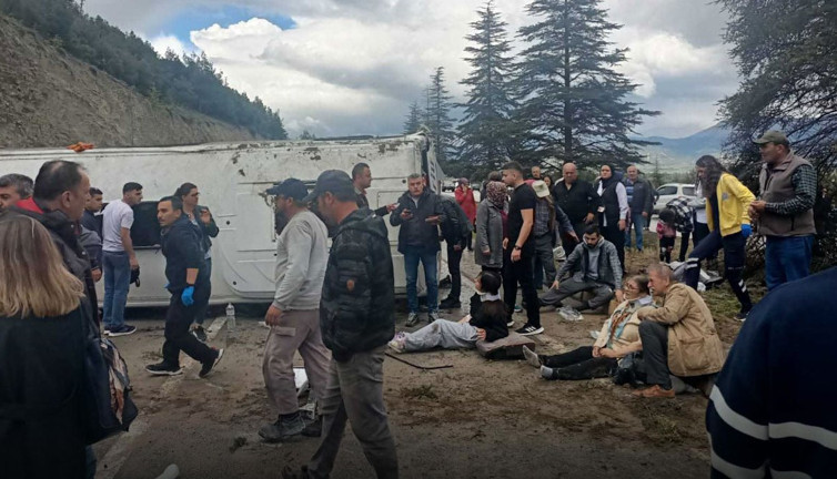 Isparta'da yolcu midibüsü devrildi: Çok sayıda yaralı var