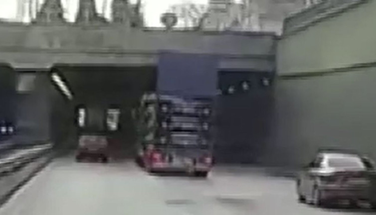 Açık unutulan kamyon kapağı tünele çarptı