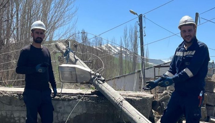 Hortum ilçeyi elektriksiz kaldı