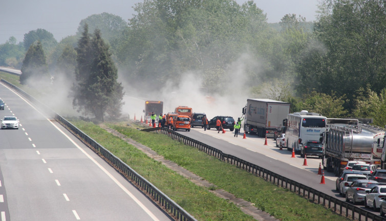 TIR kazası yolu felç etti
