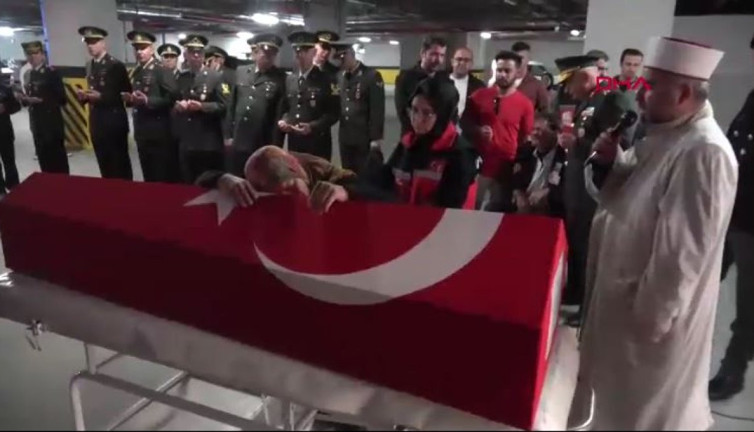 Şehidin eşinden yürek yakan veda: Önder'im niye gittin bıraktın, kızını niye bıraktın?