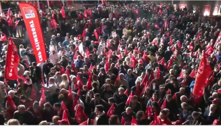 CHP'liler genel merkez önüne akın etti! Özgür Özel'e yumruklu saldırı sonrası çağrı yapılmıştı