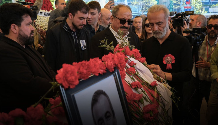 Yılmaz Erdoğan Sırrı Süreyya Önder'in cenazesinde gözyaşlarını tutamadı! Zor anlar yaşadı