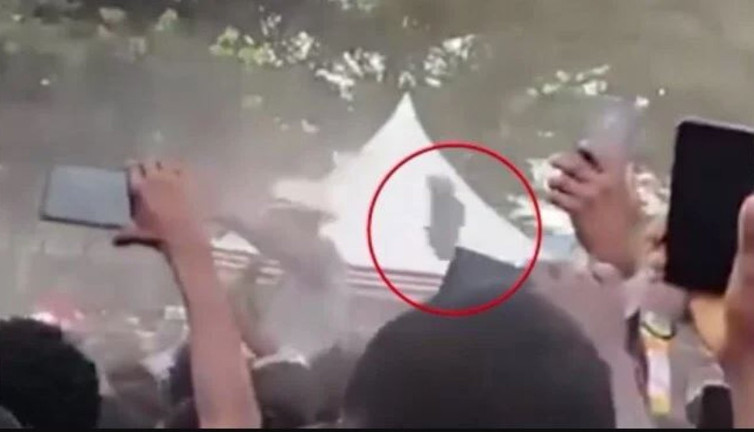 Kenya Devlet Başkanı Ruto’ya mitingde ayakkabılı saldırı! Korumalar alarm durumuna geçti