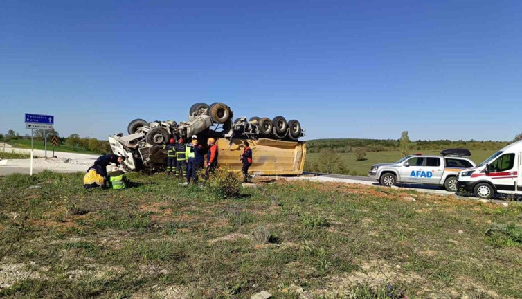 Bilecik'te korku dolu anlar! Kontrolden çıkan tır devrildi