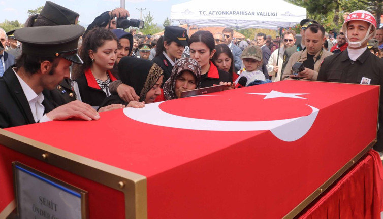 Şehide memleketinde son veda: 4 yaşındaki Alya babasını asker şapkasıyla uğurladı!