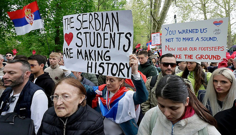 Sırbistan'da öğrenciler sokaktan çekilmiyor: Erken seçim talebi sürüyor