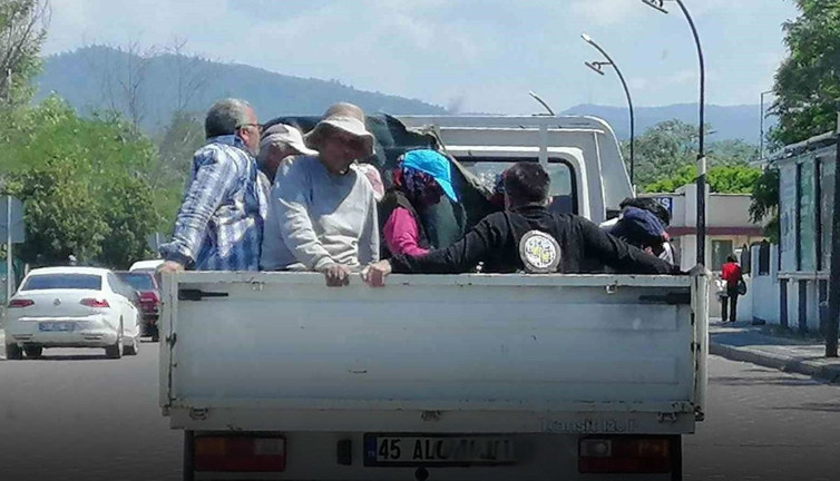 Kamyonet kasasında tehlikeli yolculuk! Can güvenliğini hiçe saydılar