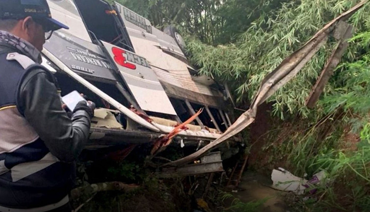 Endonezya'da freni arızalanan otobüs devrildi! Çok sayıda can kaybı var