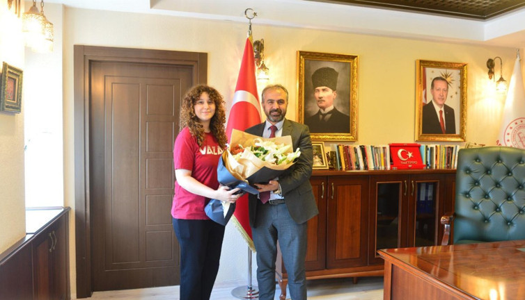 Market sahibini bulamayınca aldıklarının ücretini tezgaha bıraktı