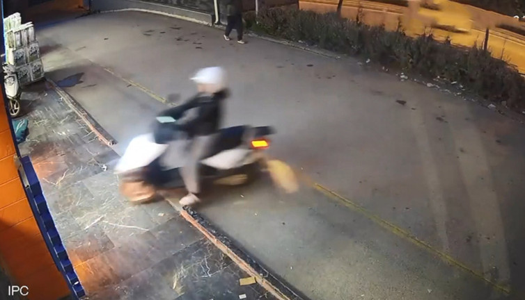 Eskişehir’de şaşkına çeviren olay! Motosikletle birlikte vitrinden içeri girdi