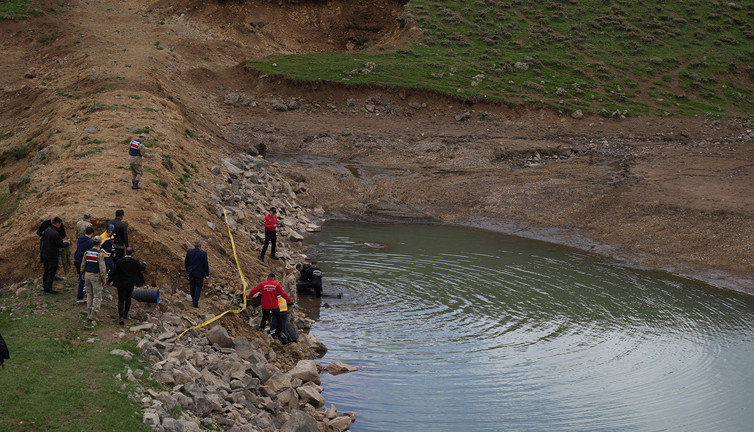 Jandarma göletteki cesedin sırrını araştırıyor