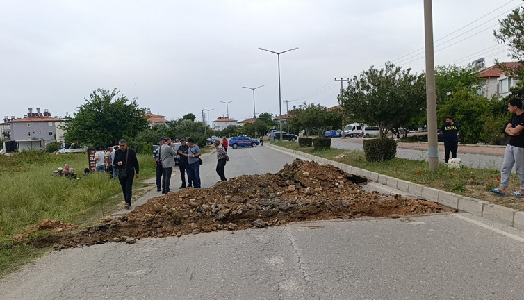 Mahkeme kararıyla yol kazılıp trafiğe kapatıldı: Otelciler şokta