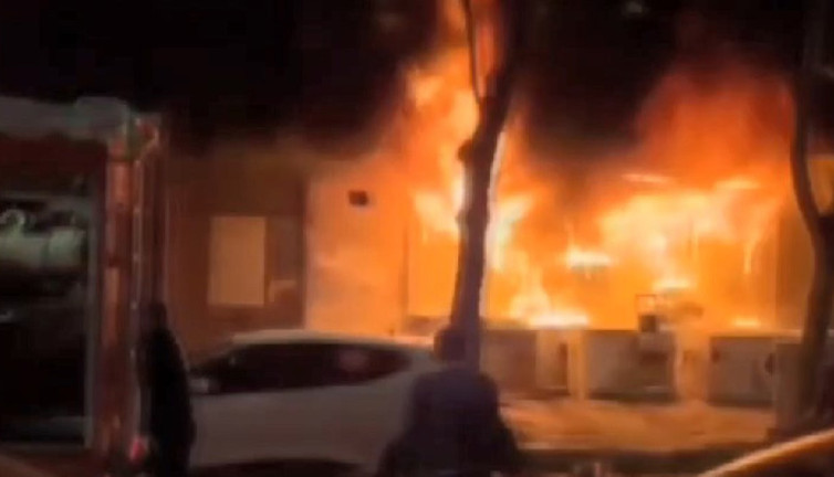 İstanbul beyaz eşya deposunda yangın: Mahalle ayağa kalktı!