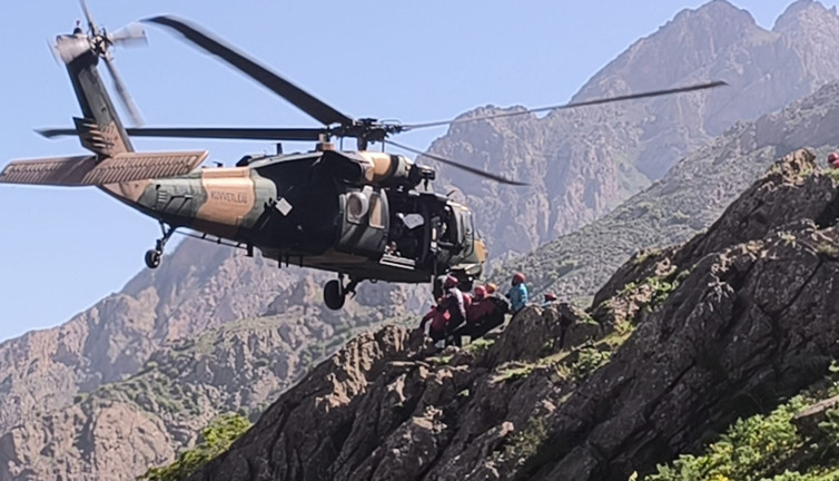 Yerini dron tespit etti! Sarp kayalıklarda böyle kurtarıldı