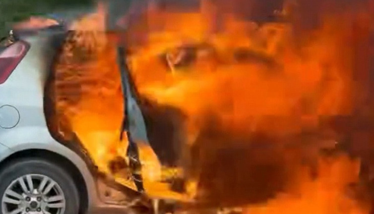 Seyir halindeki otomobil alev topuna döndü
