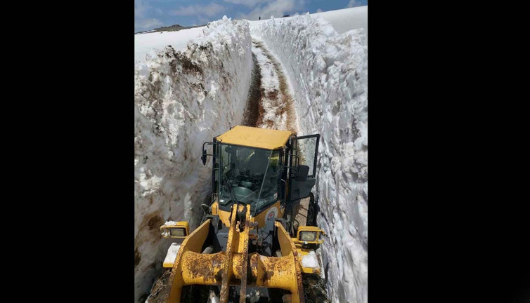Karadeniz’de 4 metrelik kar temizlendi! Yol ulaşıma açıldı