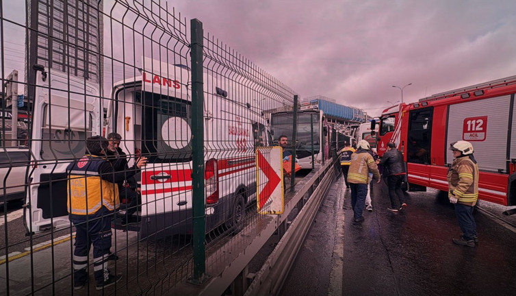 İstanbul'da korkutan kaza! İki metrobüs çarpıştı