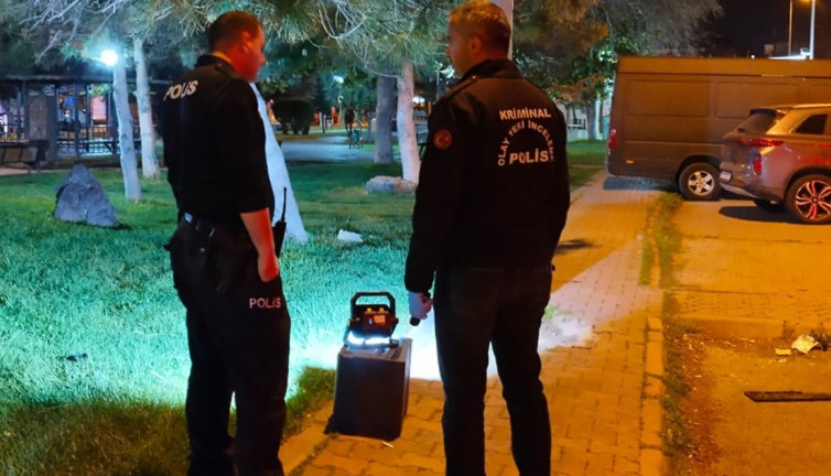 Borç- alacak kavgasında 2 genç birbirini bıçakladı