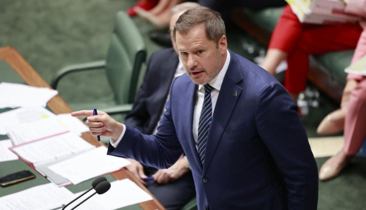 Kabine dışı kalan bakandan sert açıklama geldi